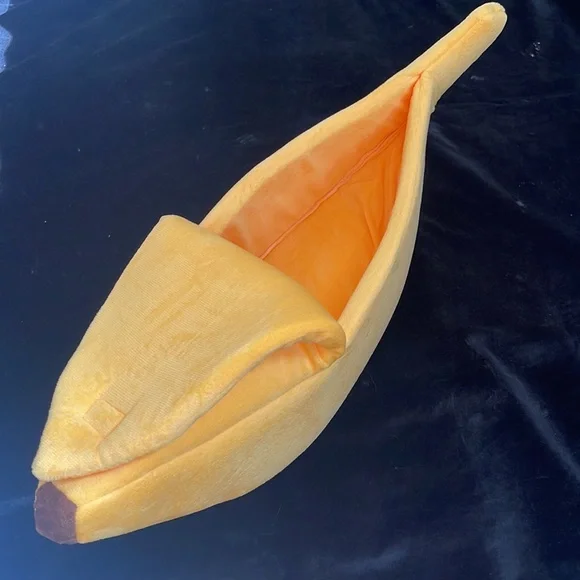 Banana Bed for a Cat or Small Dog - Picture 5 of 7